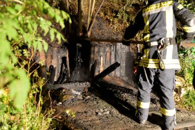 Muellunterstand brennt - Feuerwehr kann uebergreifen auf Pkw in Affalterbach verhindern